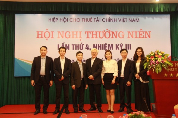 Đoàn đại biểu BIDV - SuMi TRUST Leasing chụp ảnh lưu niệm cùng Ông Cao Văn Uy - Tổng Thư ký Hiệp hội