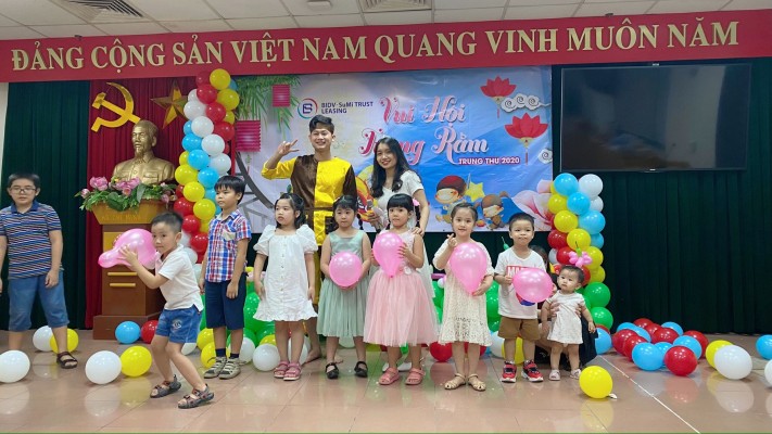 Các em nhỏ giao lưu cùng Chị Hằng và Chú Cuội