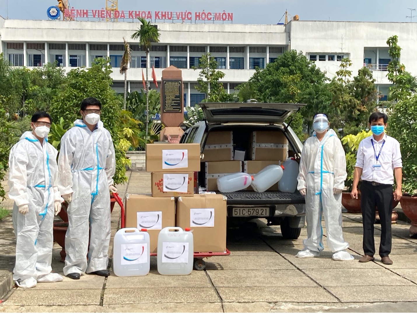 BSL handed over medical equipment and supplies to support the frontline against the COVID-19 pandemic in HCMC