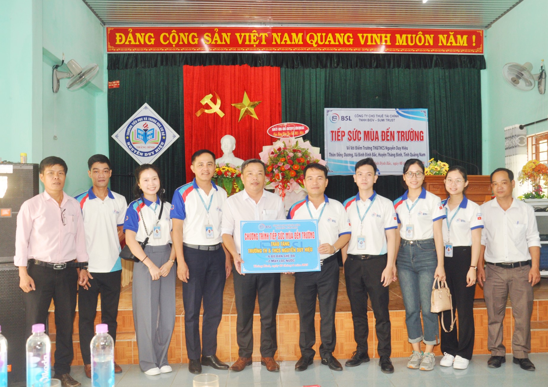 BSL Đà Nẵng đại diện Công ty trao tặng 6 bộ bàn ghế đá và 2 máy lọc nước cho Nhà trường