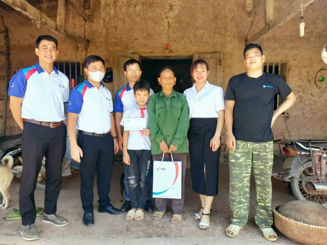 BSL ghé thăm gia đình của em học sinh thuộc hộ nghèo của xã