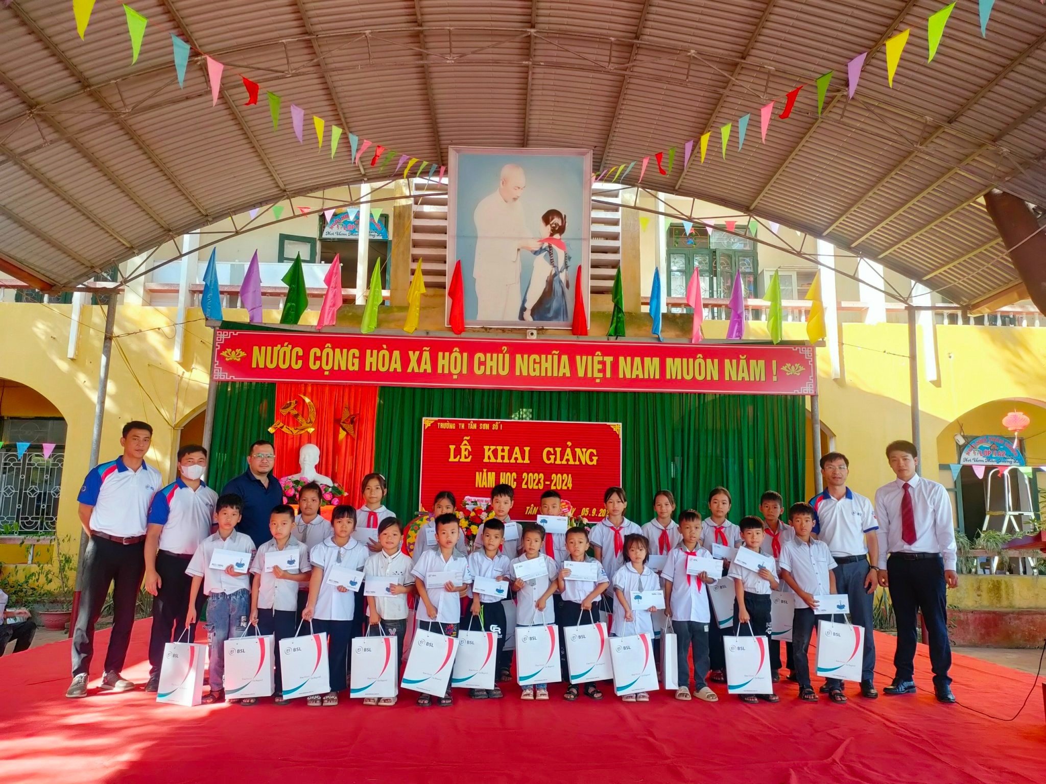 Chi nhánh Hà Nội đại diện BSL trao tặng 22 phần quà tới các em học sinh có hoàn cảnh khó khăn