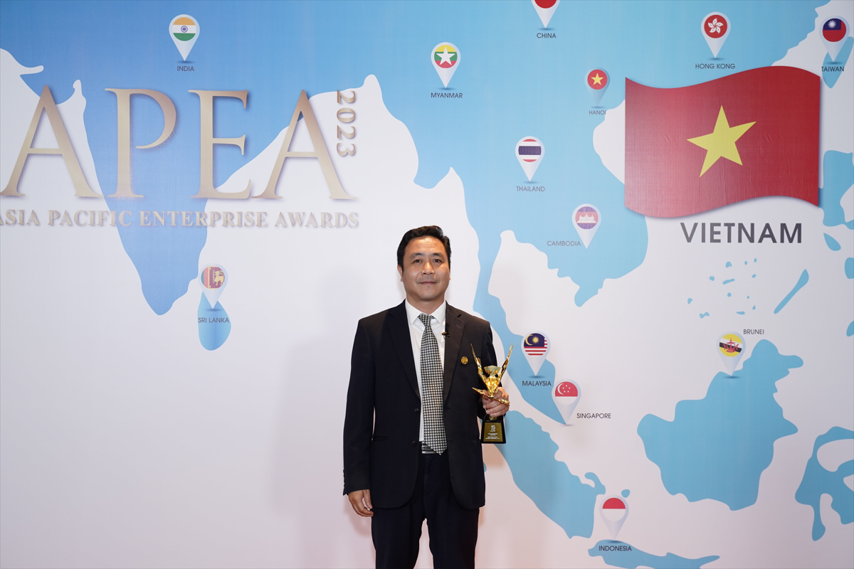 Ông Hoàng Văn Phúc - Phó Tổng Giám đốc BSL đại diện nhận giải