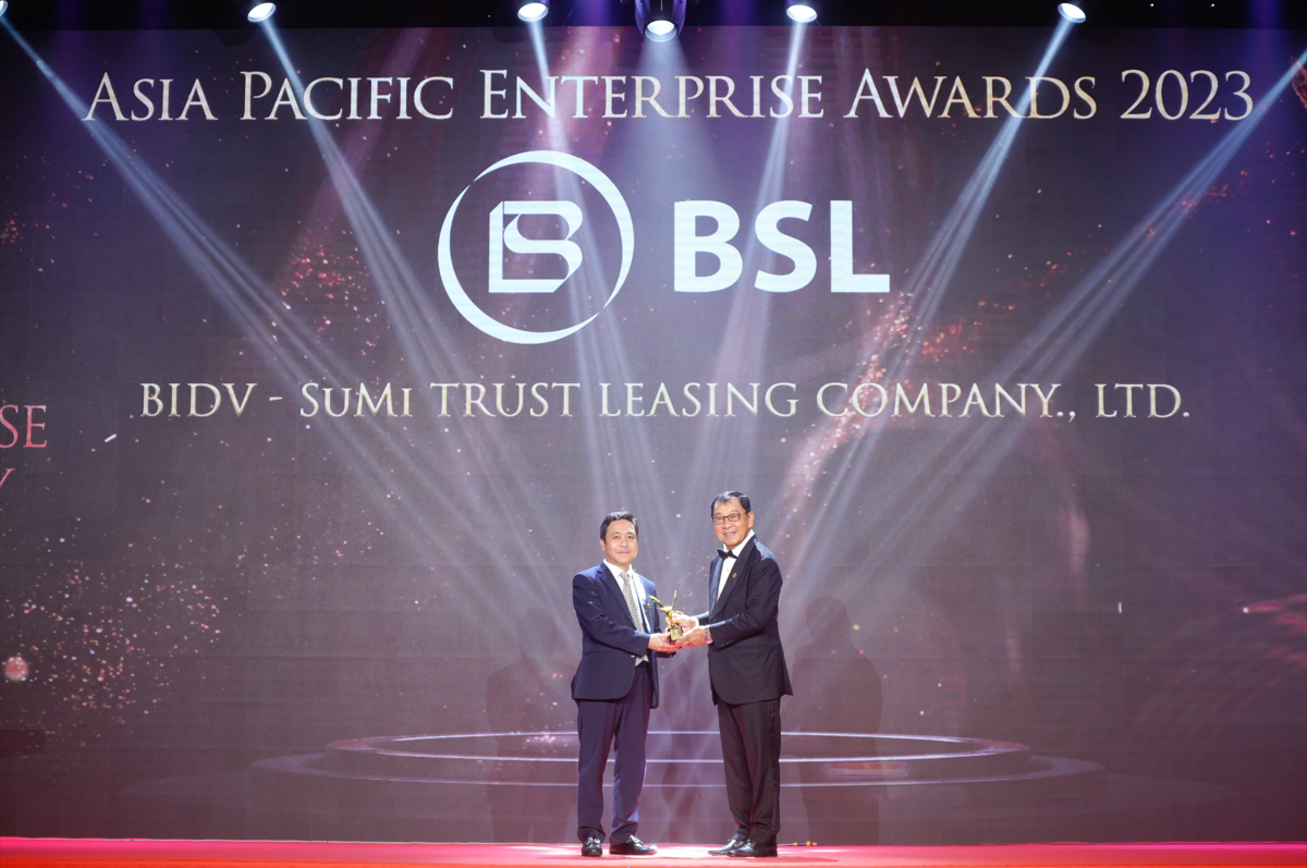 Đại diện BSL nhận giải thưởng “Fast Enterprise Award – Doanh nghiệp tăng trưởng nhanh”