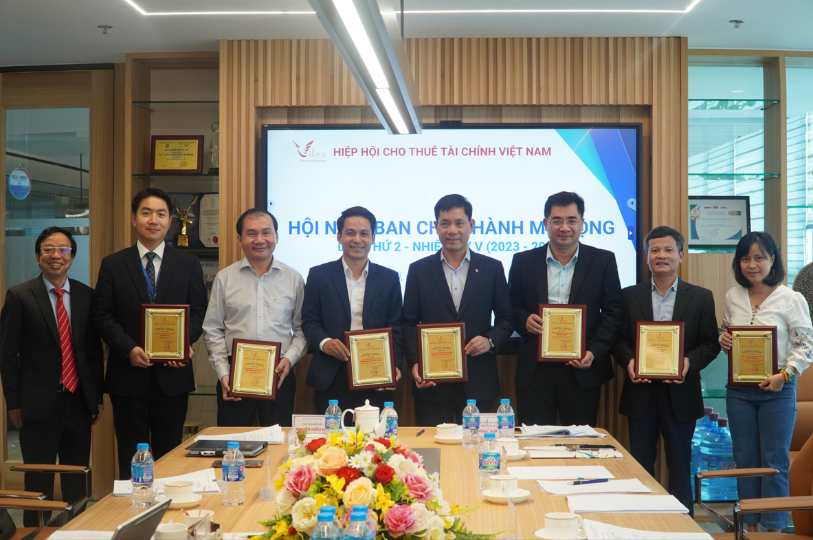 Đại diện các công ty thành viên nhận Chứng nhận Hội viên Hiệp hội Cho thuê tài chính Việt Nam