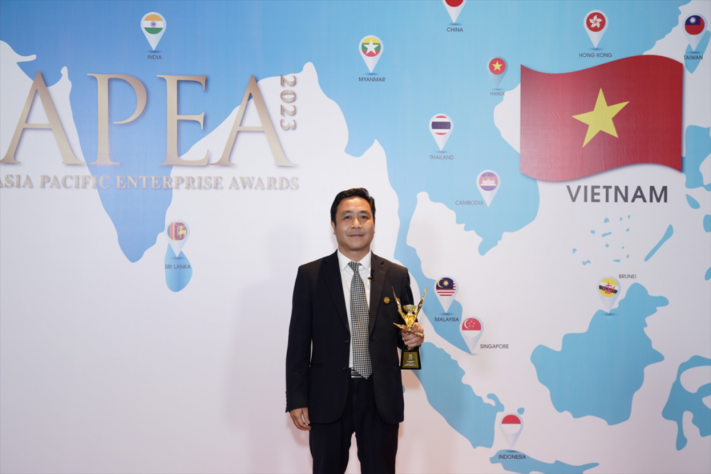 Mr. Hoang Van Phuc - Deputy General Director of BSL, represents and receives the award